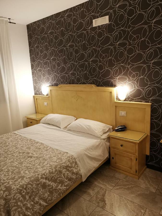 Hotel Clinton Casoria Habitación foto